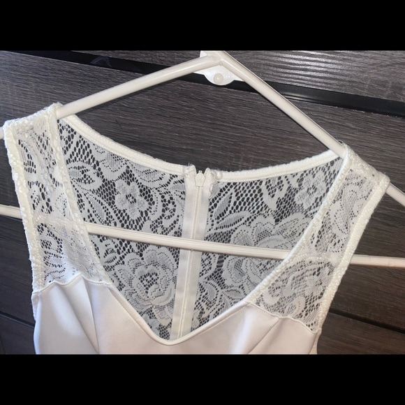 White peplum dress with lace - Picture 2 of 4